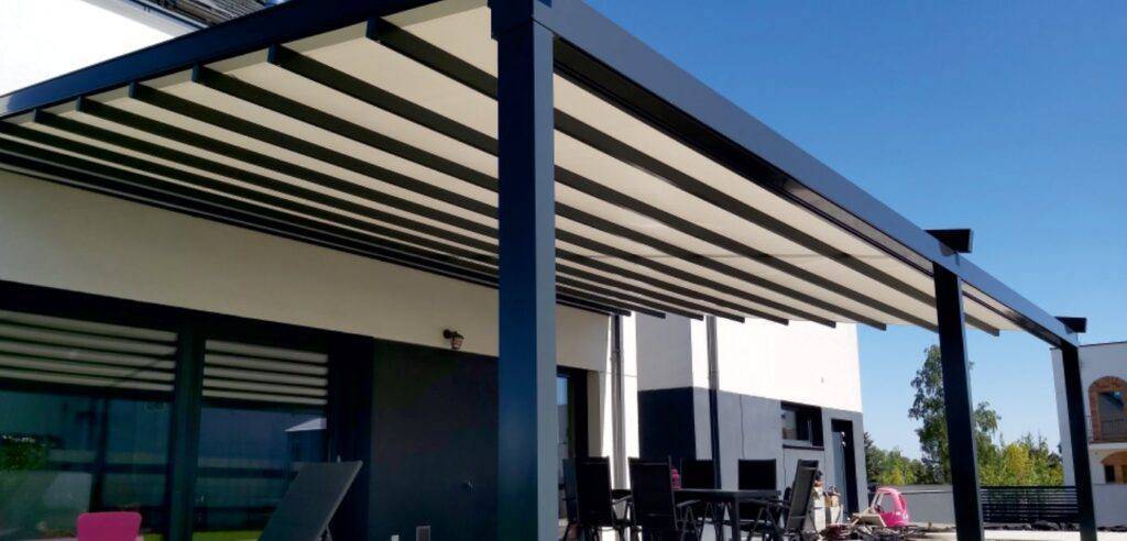 Látková pergola ZIRCA u moderního domu
