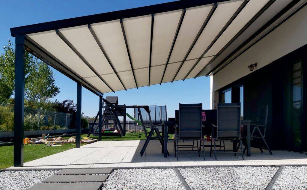 Látková pergola ZIRCA nad terasou rodinného domu